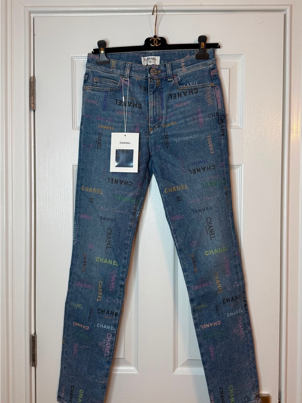 CHANEL Pre-Spring 2022 
BLUE DENIM JEANS WITH MULTICOLOR CHANEL PRINT - SIZE FR